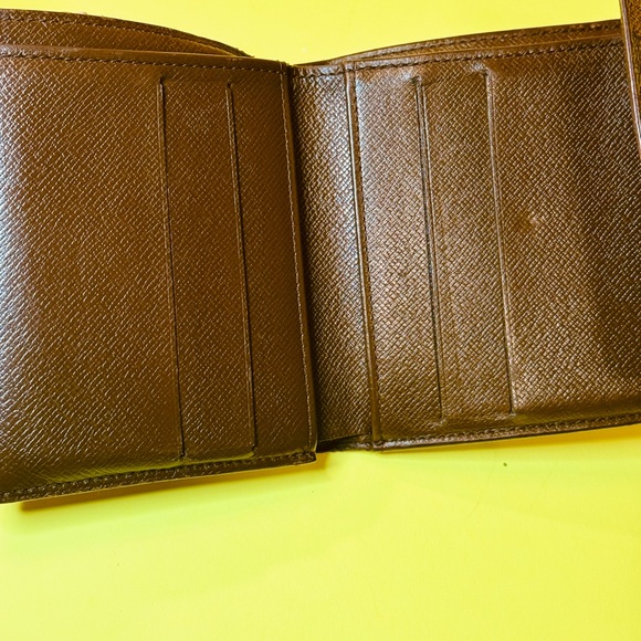Louis Vuitton Damier set of 2  Brown Leather wallet 
1 for women and 1 for man. - Picture 11 of 15
